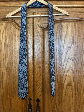 Men's Blue and Silver Floral Slim Tie - Sprezza